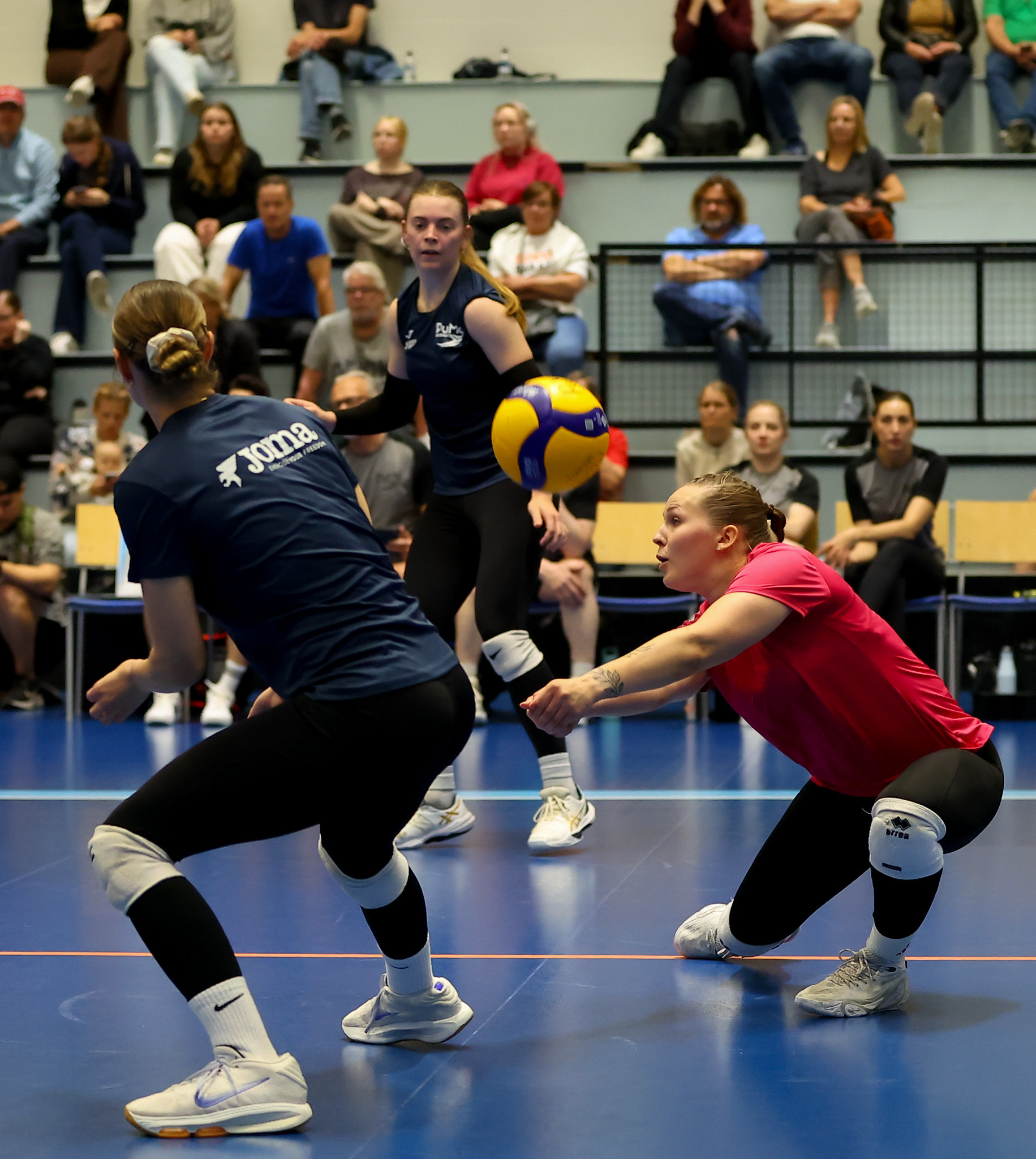 Juulia Jäppinen vastaanottaa syöttöä